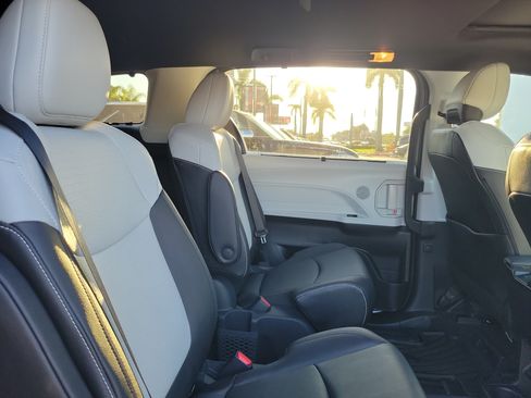 Used 2026 Toyota Sienna XSE FWD image 15
