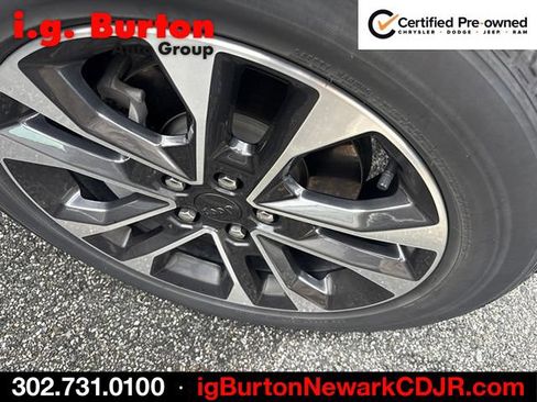 Used 2023 Jeep Grand Cherokee Overland w/ Luxury Tech Group IV AWD/4WD image 5
