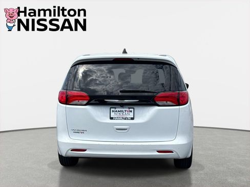 Used 2022 Chrysler Voyager LX FWD image 3