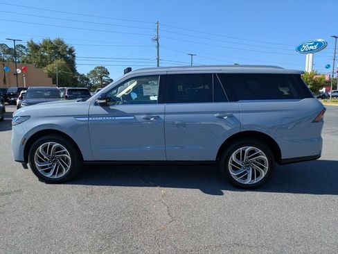 New 2025 Lincoln Navigator Reserve image 7