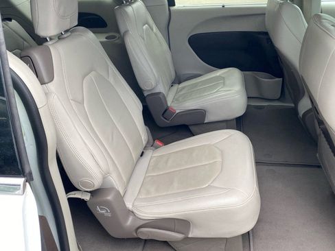 Used 2020 Chrysler Pacifica Touring-L w/ Advanced Safetytec Group FWD image 25