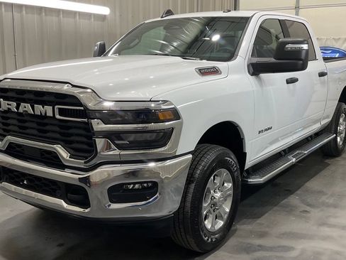 Used 2026 RAM 2500 Big Horn AWD/4WD image 4