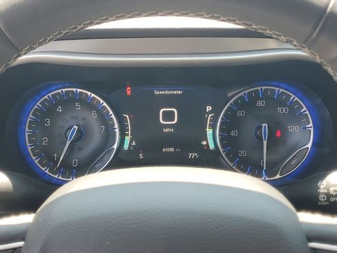 Used 2023 Chrysler Pacifica Touring-L FWD image 17