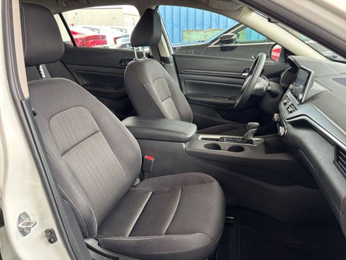 Used 2025 Nissan Altima 2.5 SV FWD image 37