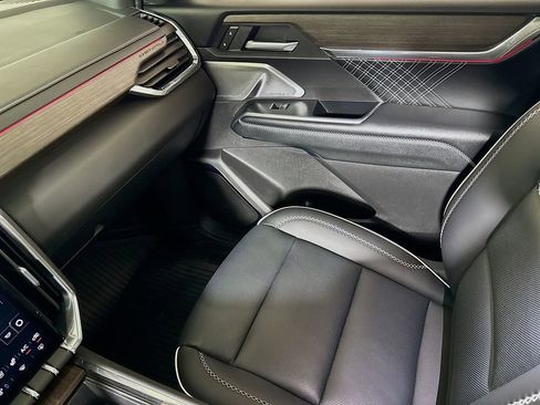 Certified 2025 GMC Acadia Denali w/ Super Cruise Package image 23