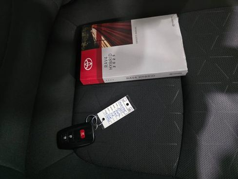 Used 2025 Toyota RAV4 XLE image 9