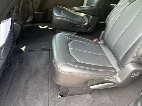 Used 2025 Chrysler Pacifica Select FWD image 20