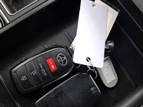 Used 2021 Toyota Camry LE image 27