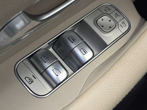 Certified 2025 Mercedes-Benz GLS 450 4MATIC image 28