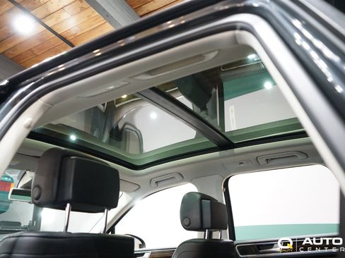 Used 2016 Volkswagen Touareg Sport image 32