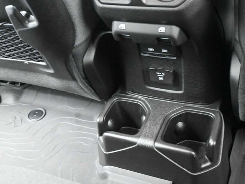 Used 2024 Jeep Gladiator Rubicon w/ Convenience Group image 11