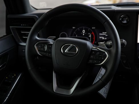 Used 2025 Lexus GX 550 w/ Accessory Package (2T) image 34