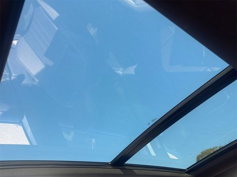 Certified 2024 Volkswagen Tiguan SE R-Line image 17