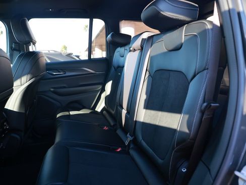 New 2025 Jeep Grand Cherokee Altitude image 28