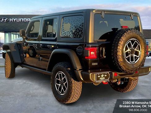 Used 2025 Jeep Wrangler Unlimited Rubicon w/ Technology Group image 7