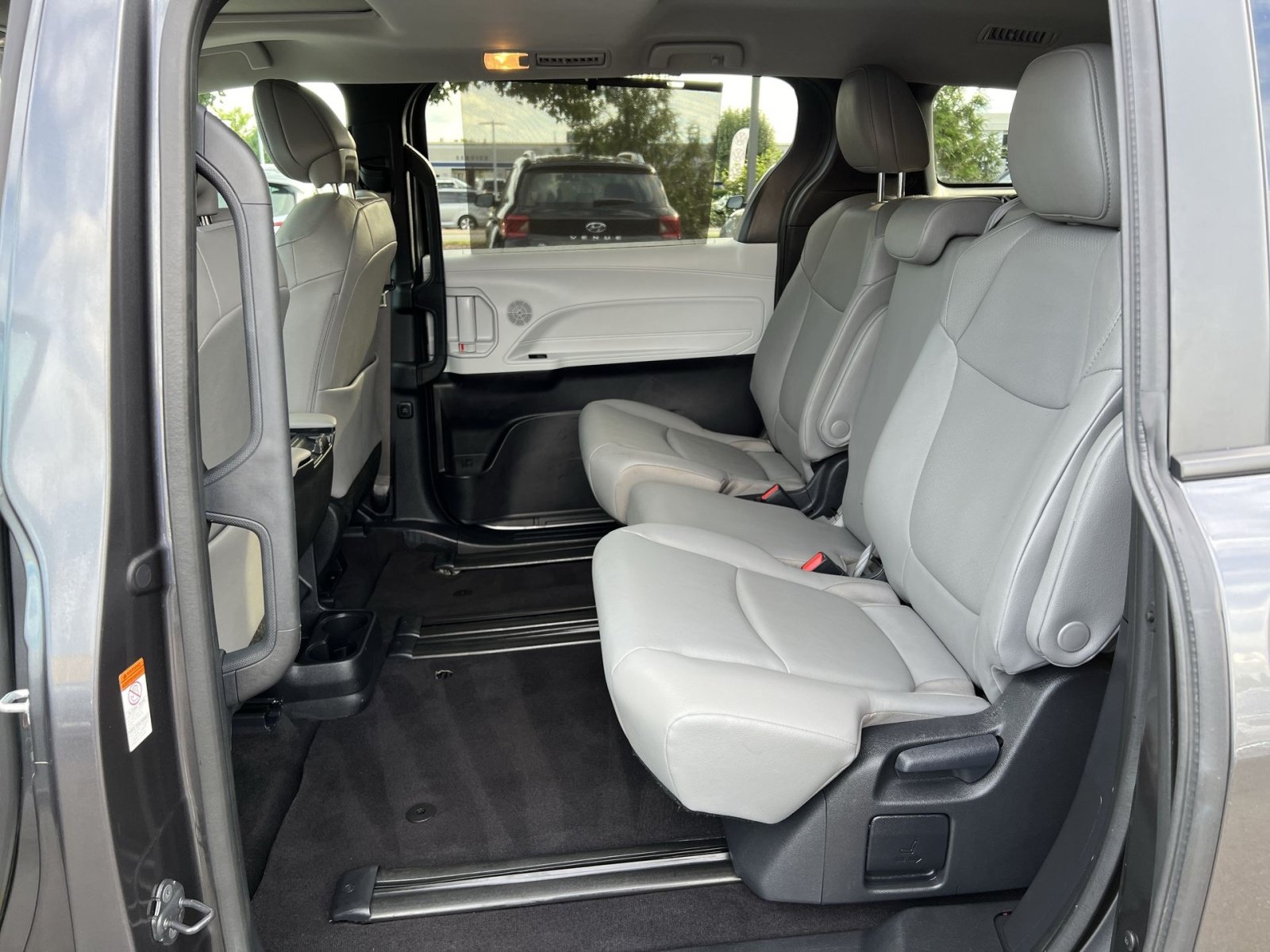 Used 2025 Toyota Sienna XLE FWD image 24