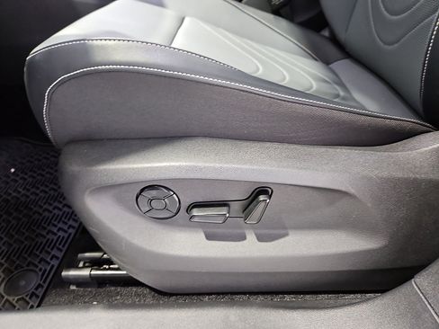 Certified 2025 Volkswagen Tiguan SE FWD image 17