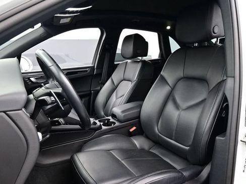 Certified 2024 Porsche Macan AWD/4WD image 5