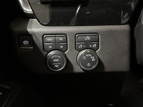 Used 2022 Chevrolet Silverado 1500 LT w/ Z71 Off-Road Package AWD/4WD image 18