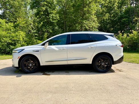 Used 2023 Buick Enclave Essence w/ Experience Buick Package AWD/4WD image 11