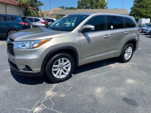 Used 2016 Toyota Highlander LE image 1