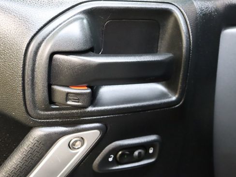 Used 2017 Jeep Wrangler Unlimited Sahara image 29