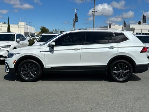 Used 2023 Volkswagen Tiguan SE w/ Panoramic Sunroof Package FWD image 7