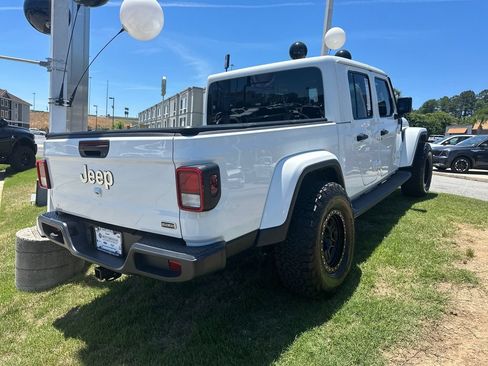 Used 2023 Jeep Gladiator Overland w/ Trailer Tow Package AWD/4WD image 7