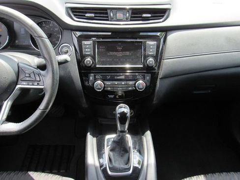 Used 2020 Nissan Rogue SV FWD image 19