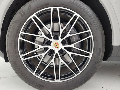Used 2024 Porsche Cayenne image 27