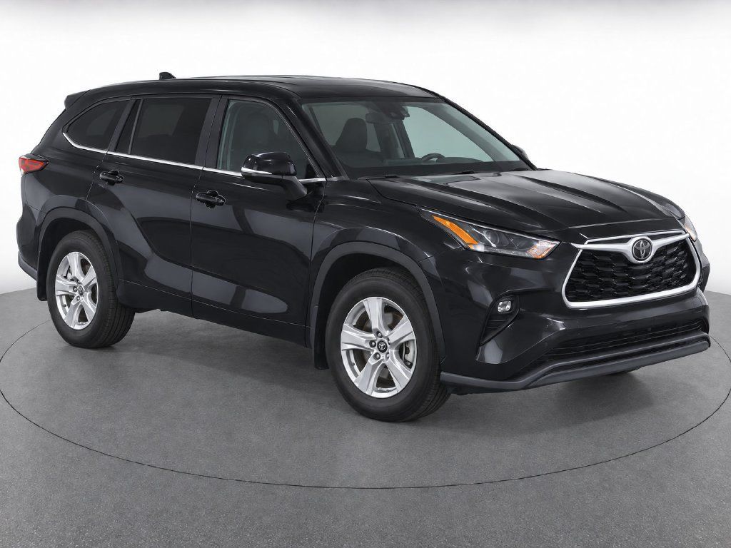 Used 2024 Toyota Highlander LE AWD/4WD image 2