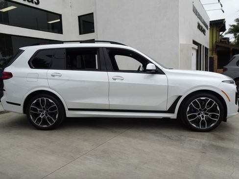 Used 2024 BMW X7 xDrive40i w/ M Sport Package AWD/4WD image 8