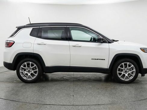 Used 2025 Jeep Compass Limited image 11