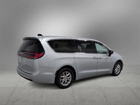 Certified 2024 Chrysler Pacifica Touring-L image 8
