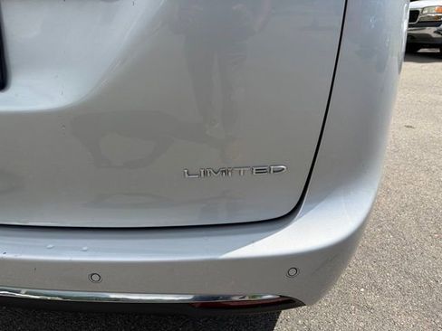 Used 2024 Chrysler Pacifica Limited FWD image 40