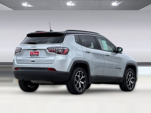 Used 2025 Jeep Compass Limited AWD/4WD image 3