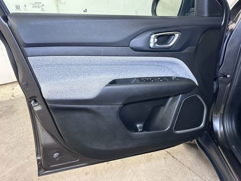 Used 2024 Jeep Compass Latitude image 23