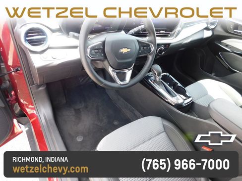 Used 2025 Chevrolet Trax LT w/ LT Convenience Package FWD image 13