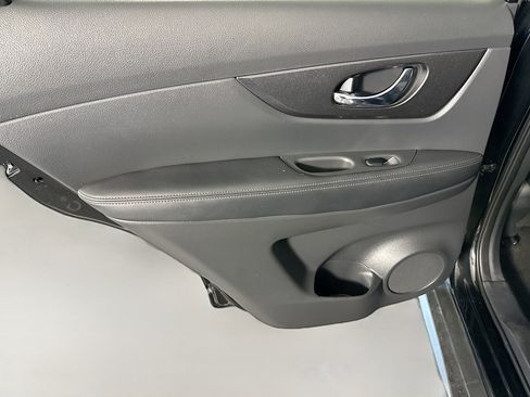 Used 2018 Nissan Rogue SV image 26