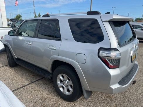 Used 2020 Toyota 4Runner SR5 AWD/4WD image 5