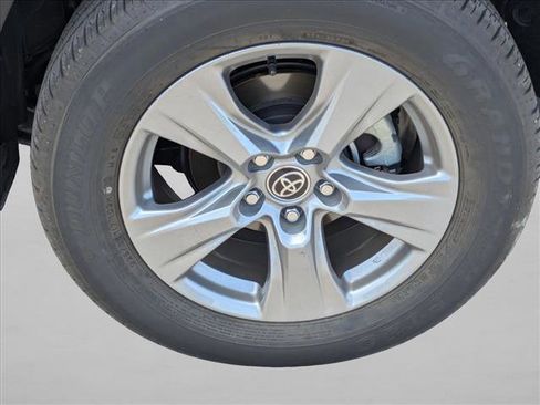 Used 2022 Toyota RAV4 LE AWD/4WD image 16