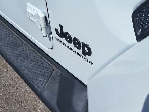Used 2023 Jeep Gladiator Sport AWD/4WD image 11