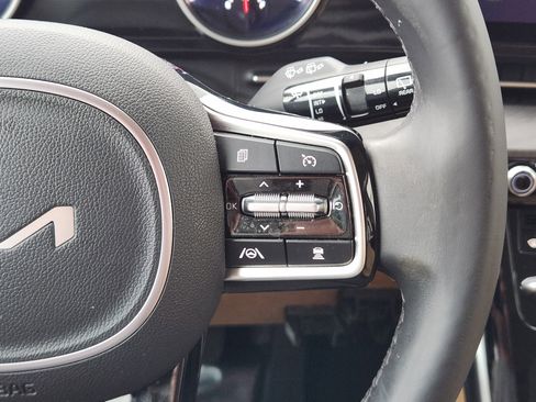 Used 2024 Kia Carnival EX image 28