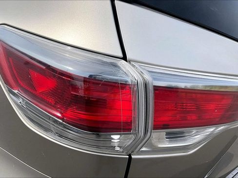 Used 2015 Toyota Highlander Limited AWD/4WD image 31