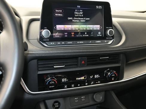 Used 2025 Nissan Rogue SV FWD image 22