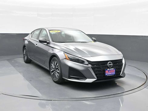 Used 2024 Nissan Altima 2.5 SV image 2