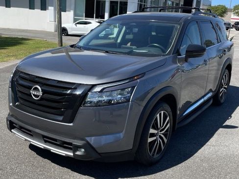 Used 2023 Nissan Pathfinder Platinum image 1