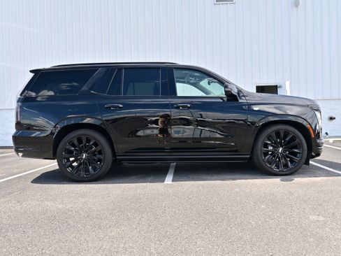 Used 2025 Cadillac Escalade Sport Platinum w/ LPO, ONYX Package image 5