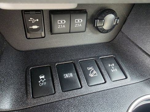 Used 2017 Toyota Highlander Limited AWD/4WD image 34