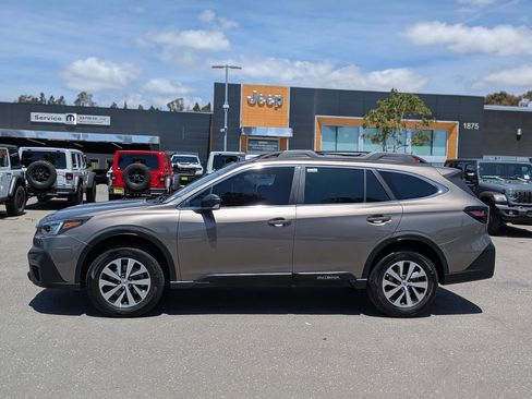 Used 2022 Subaru Outback AWD/4WD image 2